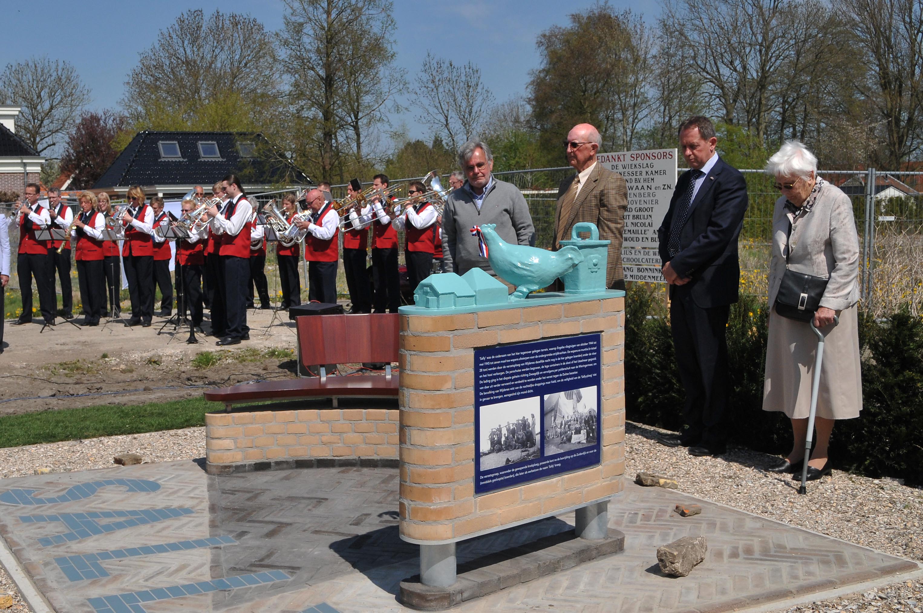 onthulling oorlogs monument wijdenes 1